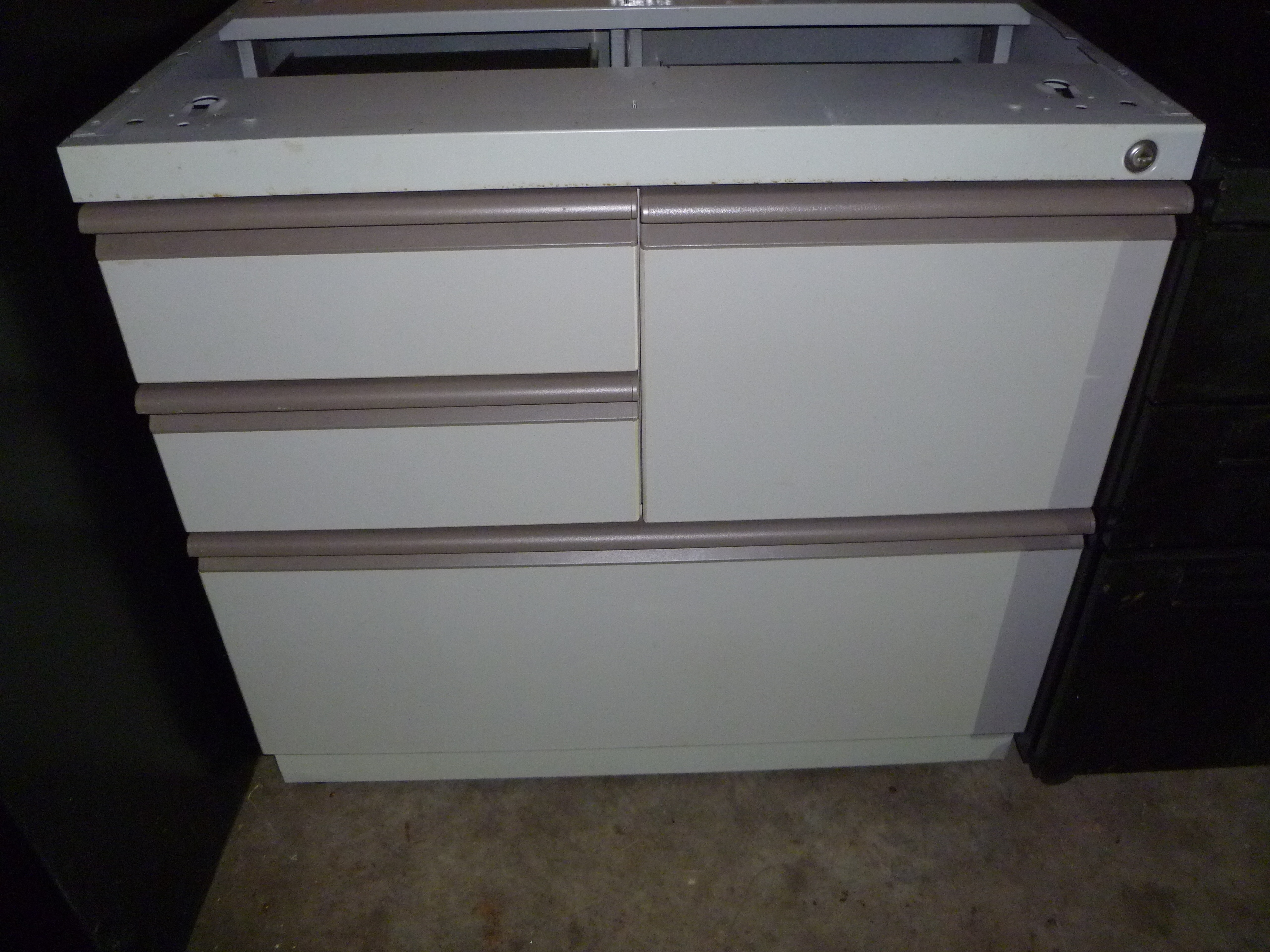 lot 69 image: 4 Drawer Legal Size File Cabinet