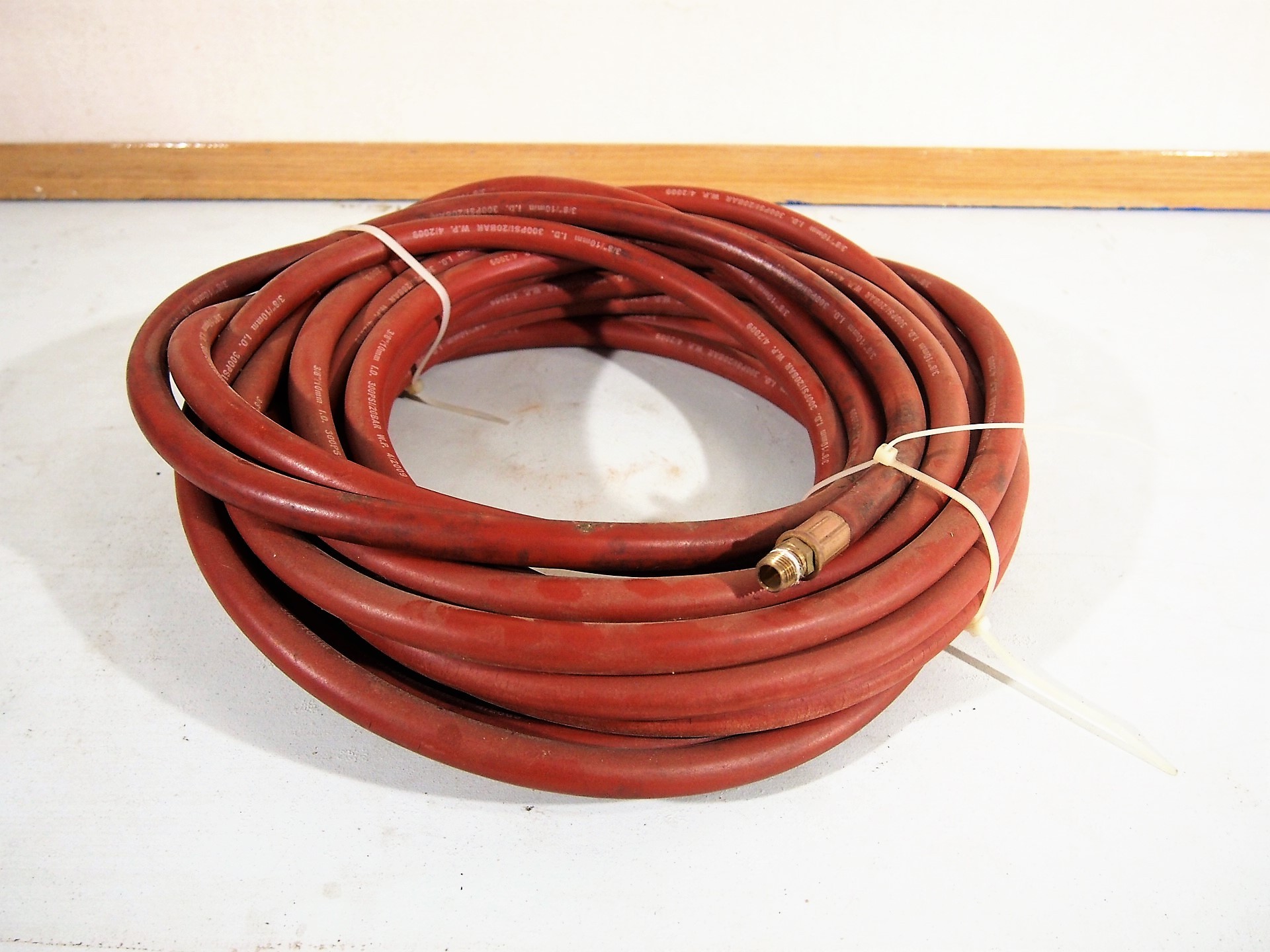 lot 58 image: Profession Grade Air Hose
