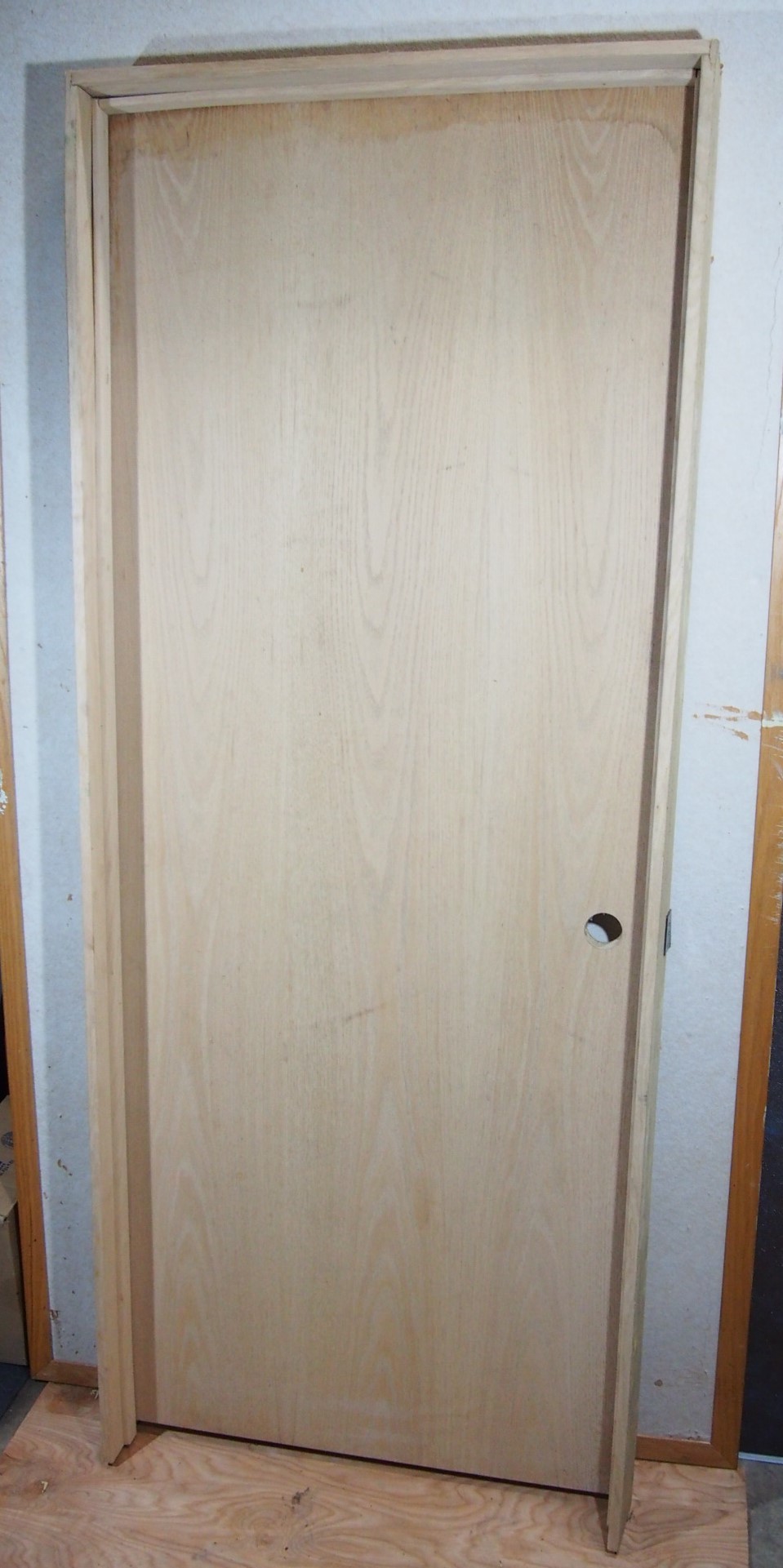 lot 12 image: Mastercraft 32 LH Swing Door and Frame