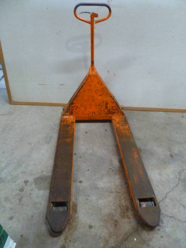 lot 106 image: 2.4 Ton Pallet Jack