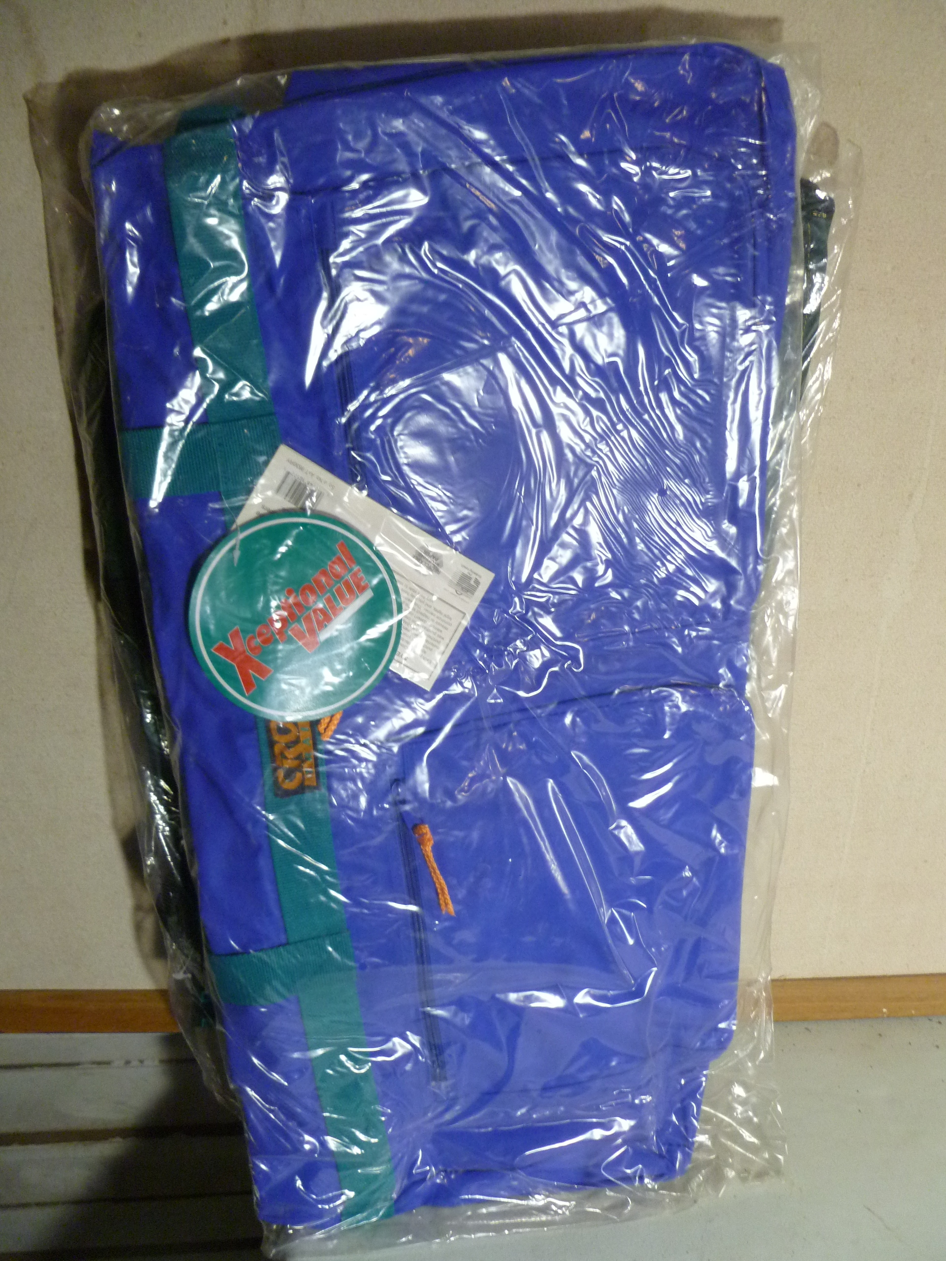 lot 87 image: NEW Cross Trainer Pocketed Duffle Bag With Wheels