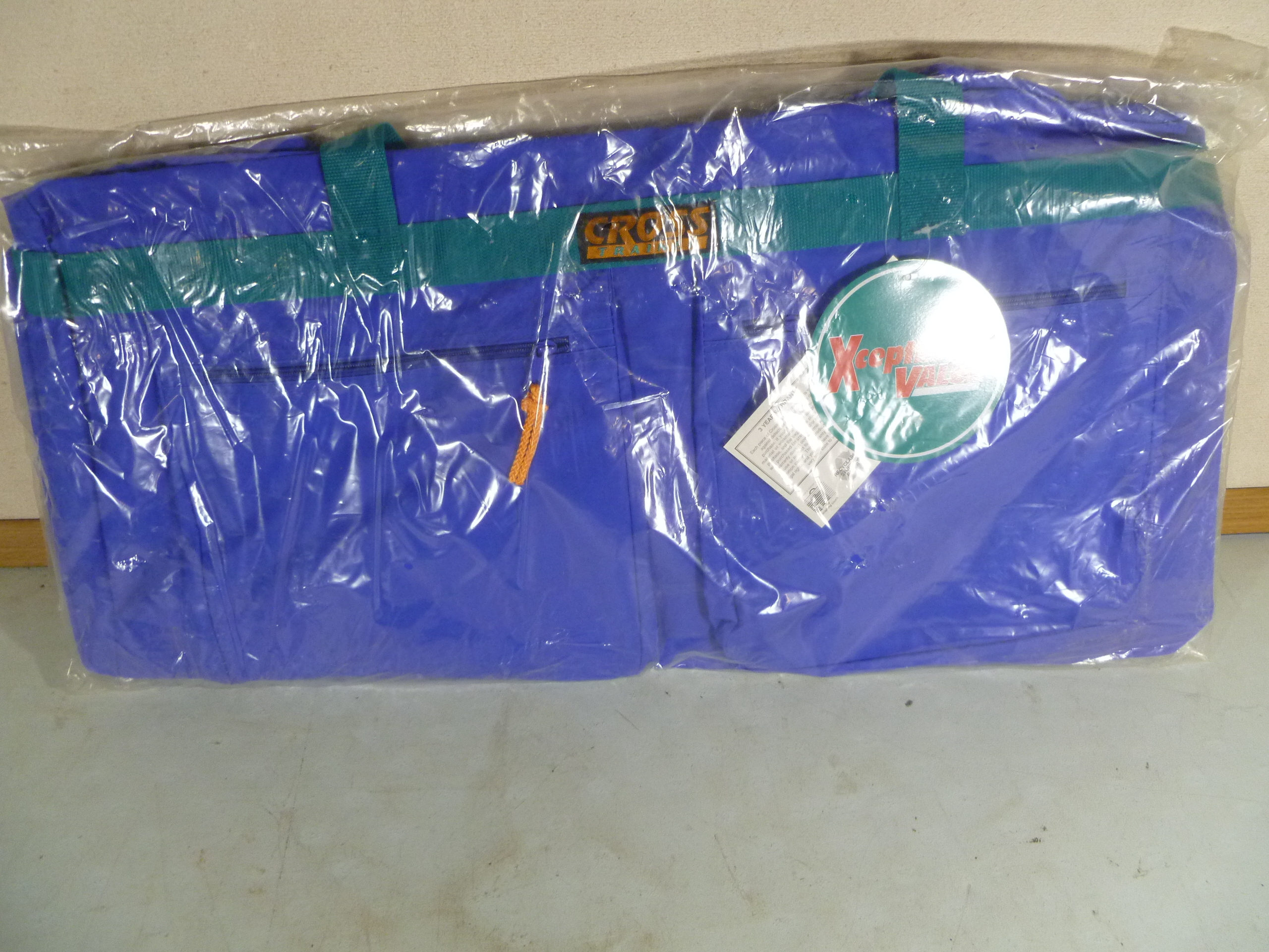 lot 86 image: NEW Cross Trainer Pocketed Duffle Bag With Wheels