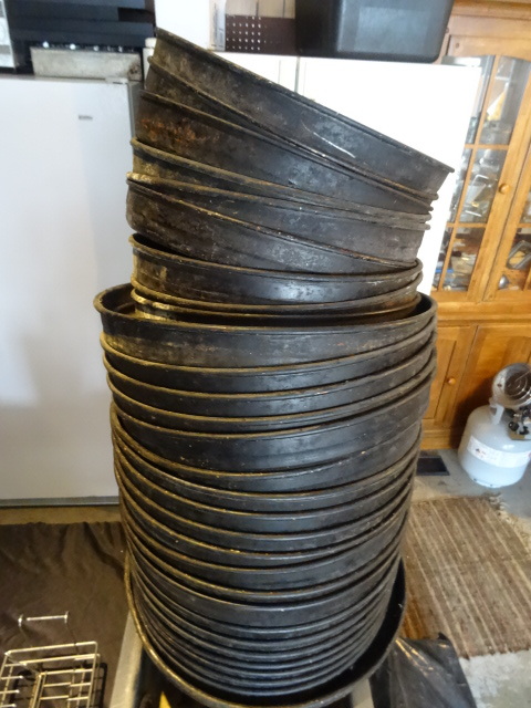 Misc deep dish pizza pans. 16. Qty...