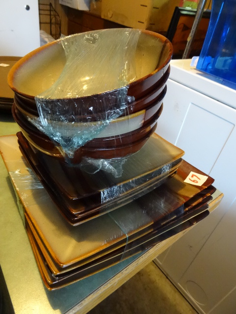 Matching dish set. 11 plates. 8 p...