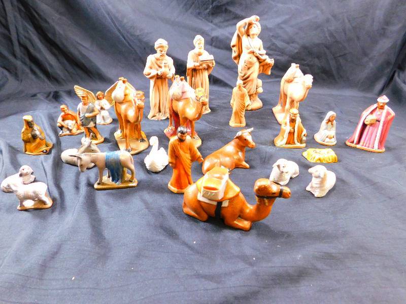 lot 12 image: Lot of Unpainted Ceramic Figurines