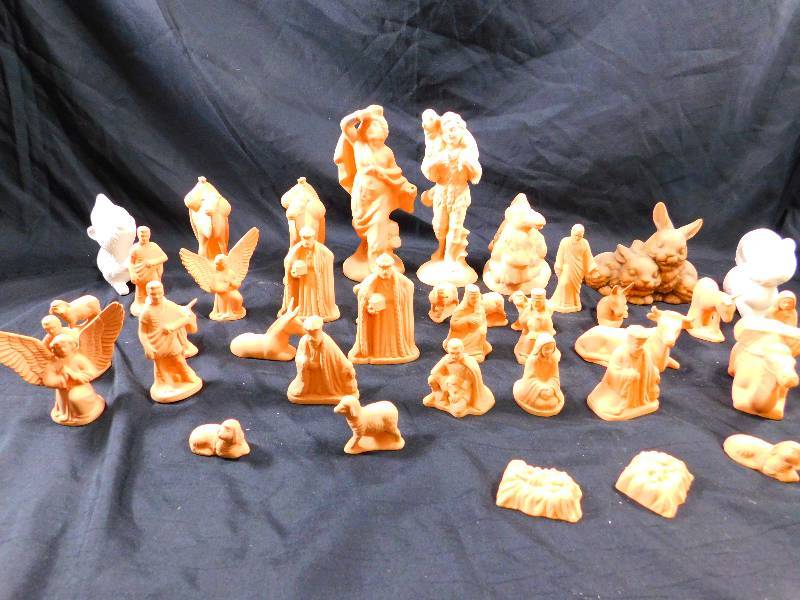 lot 13 image: Lot of Unpainted Ceramic Figurines