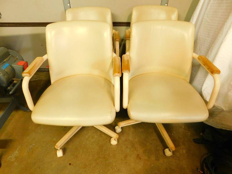 lot 47 image: Lot of 4 Dining Room Chairs