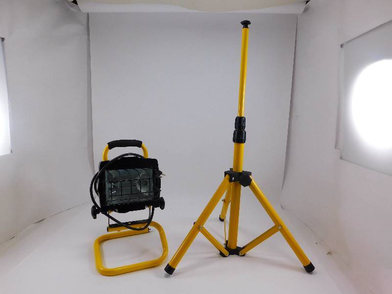 lot 54 image: Halogen Work Light with Tripod - Works but needs bulb