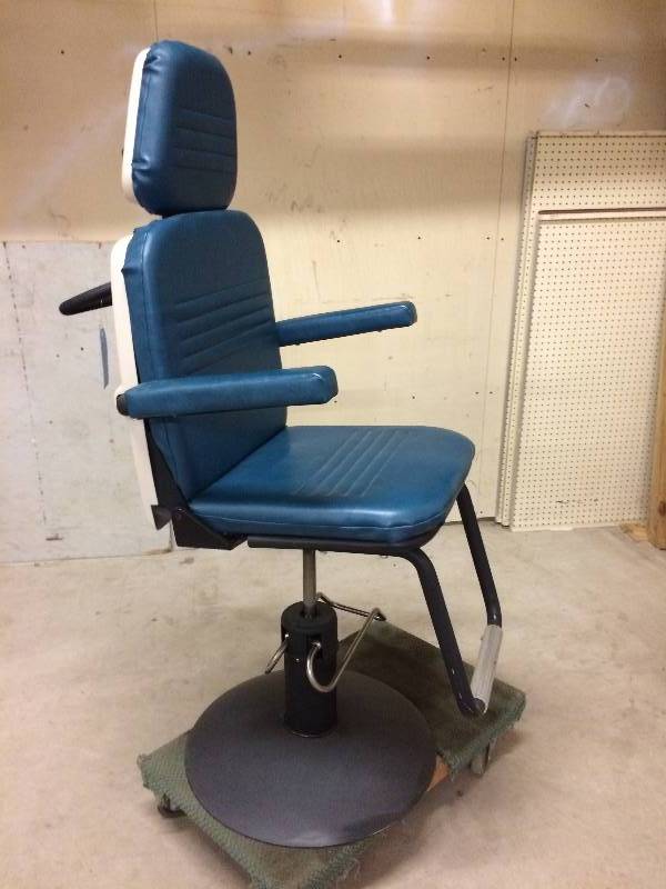 lot 55 image: WOW Retails Used $1200 Reliance 3000 MEdical ENT Dental Procedure Exam Beauty Salon Tattoo Chairs Facial Ink Bed Pump Hydraulic Base For Effortless Raise Excellent Condition