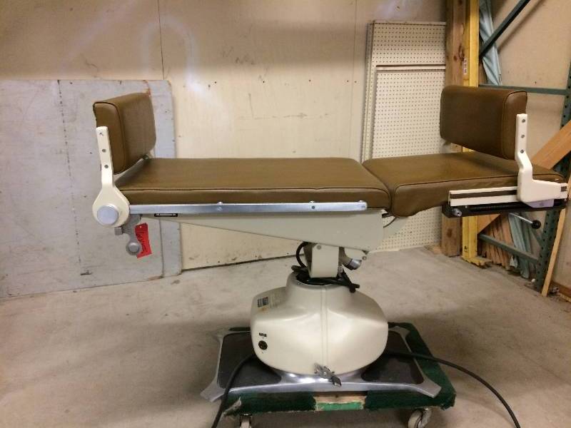 lot 63 image: WOW Retails Used $1200 RITTER MODEL F UNIVERSAL ELECTRIC MOTORIZED MEDICAL PROCEDURE EXAM TABLE WITH FOOTSWITCH  HYDRAULIC UP, DOWN & TILT MANUAL ADJUST BACK AND FOOT SECTION - SUPER CONDITION