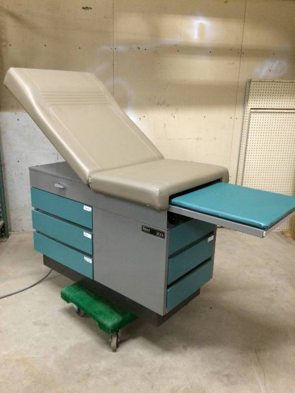 lot 69 image: WOW Medical Doctors Clinic Nurse Practitioner OBGYN Gynecologist Ritter 100 Examination Adjustable Treatment Table Stirrups Many Drawers - Great Shape No Tears