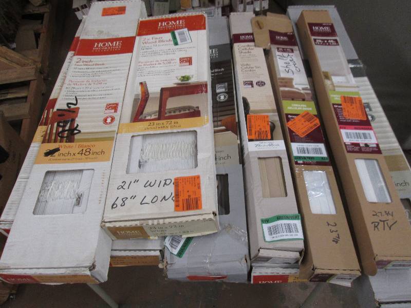 lot of 10 window blinds ...