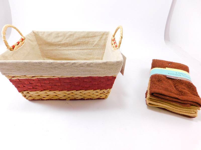 lot 3 image: Basket and 3-Pack Kitchen Towels - Brand New