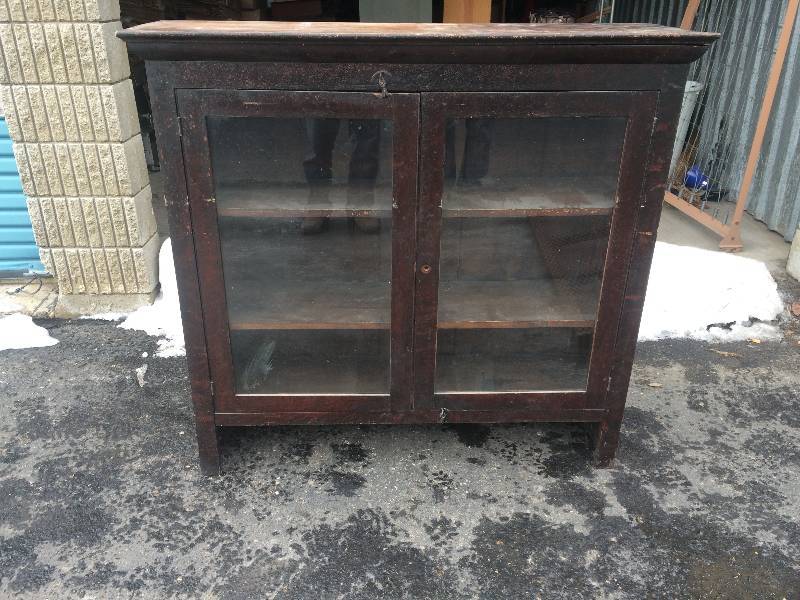 lot 28 image: Vintage Bookcase Cabinet
