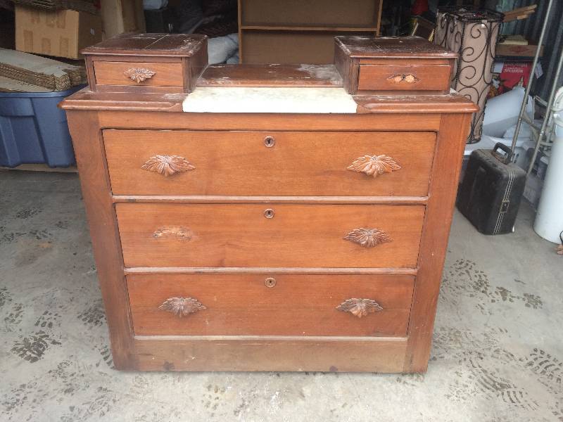 lot 1 image: Antique Dresser