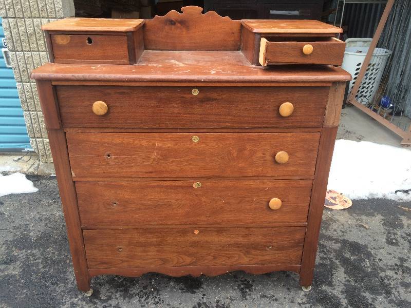 lot 41 image: Antique Dresser