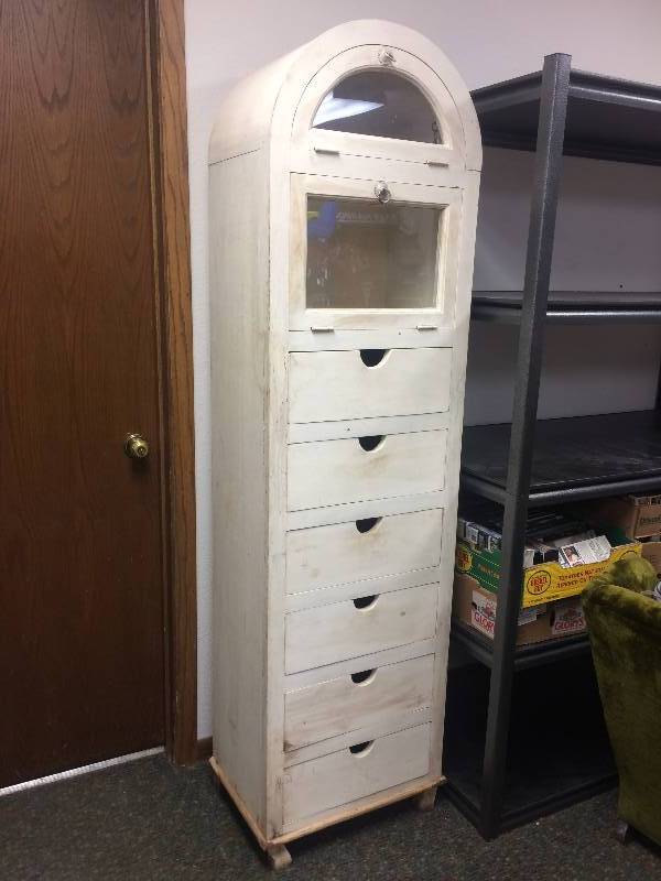 lot 7 image: Vintage Cabinet