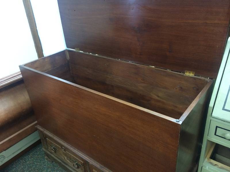 lot 9 image: Vintage Wood Chest