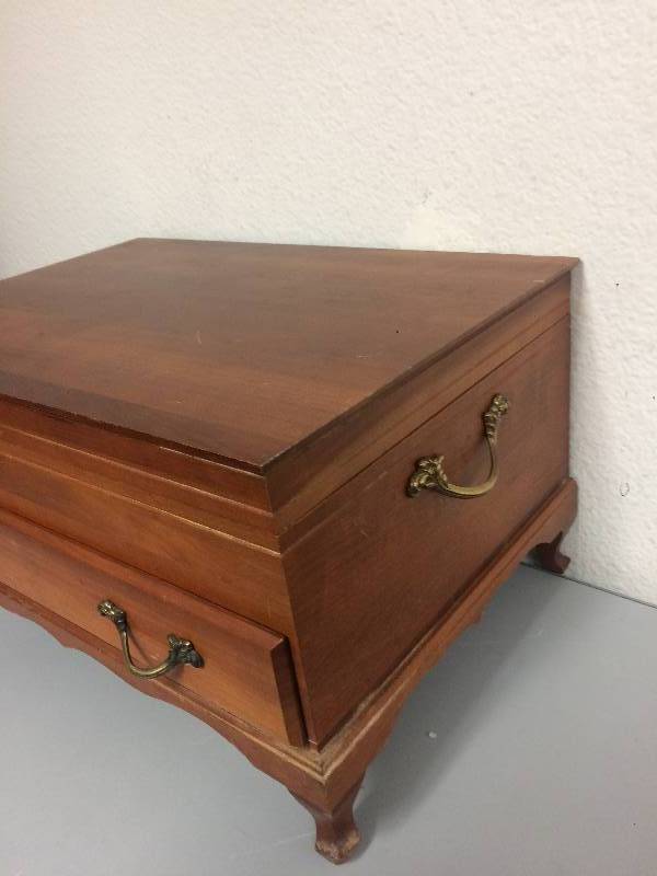 lot 23 image: Silverware Chest
