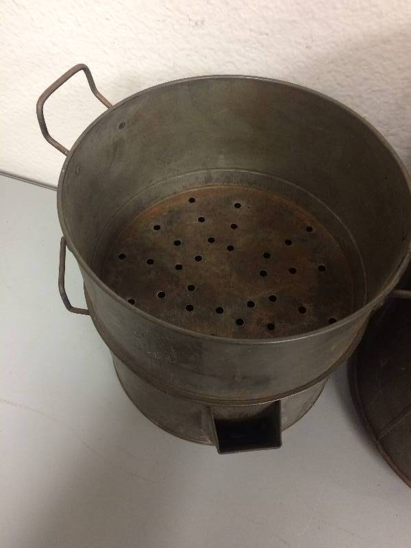 lot 27 image: Assorted Vintage Pots