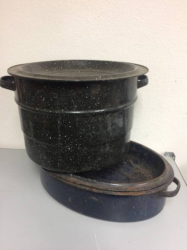 lot 30 image: Old Pot and Roaster