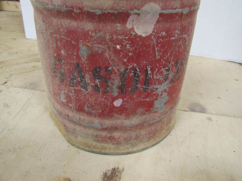 lot 5 image: Vintage 1 Gallon Metal Gas Can