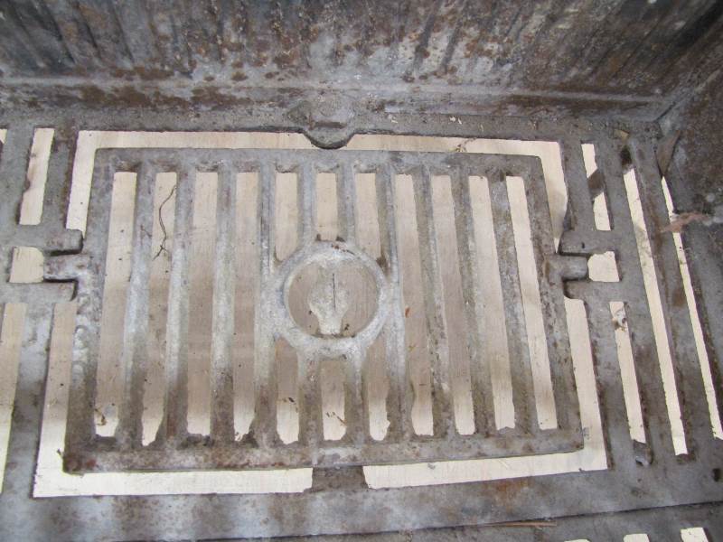 lot 14 image: Vintage Fire Grate