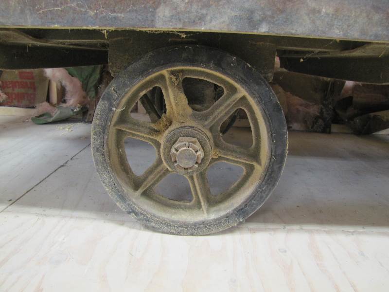lot 26 image: Very Large Vintage Feed Cart