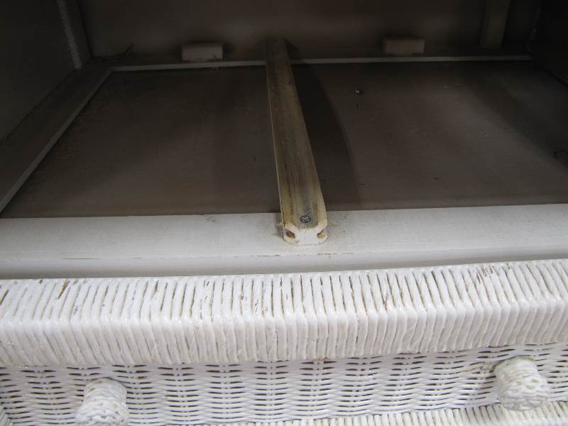 lot 30 image: White Gabberts Dresser