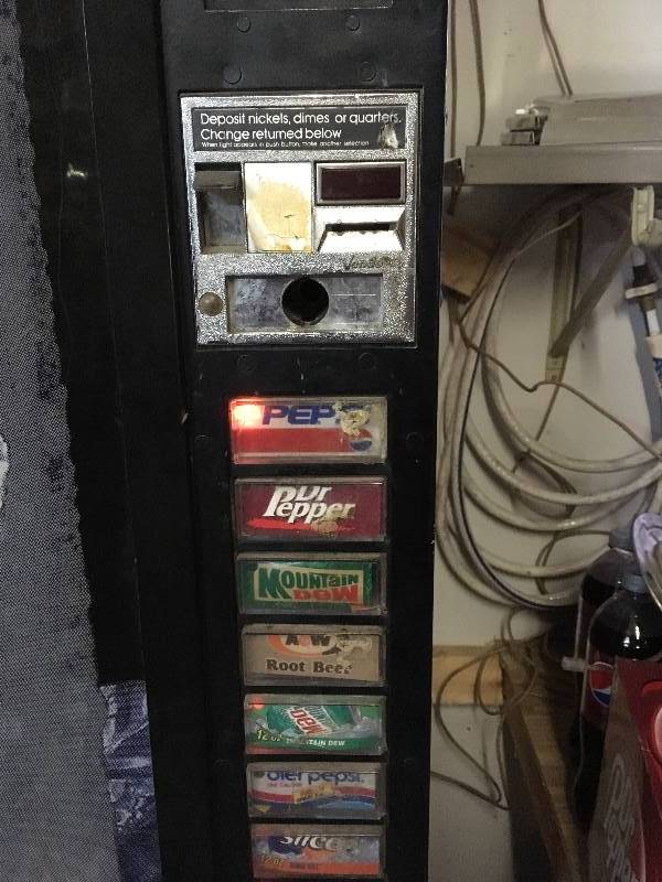 lot 1 image: Pepsi Vending Machine