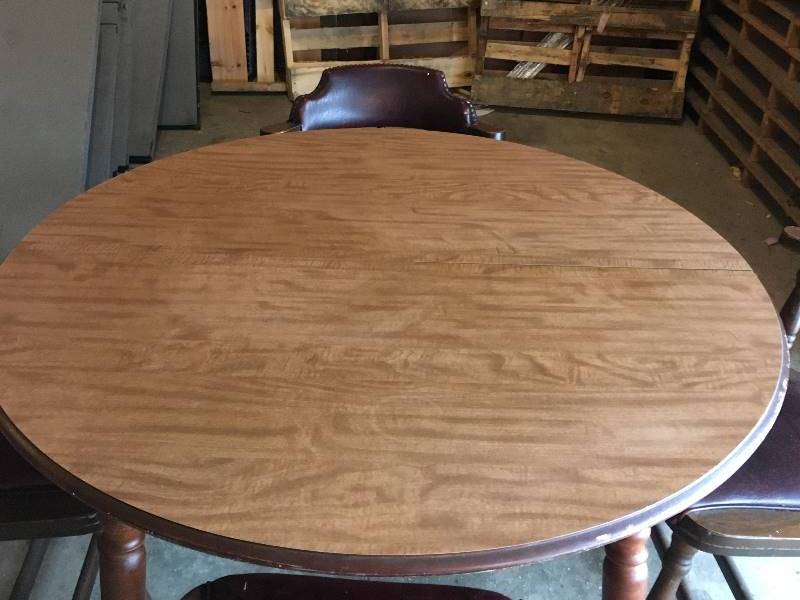 lot 4 image: Full Size Dining Table,Chairs, and 2 leaves.