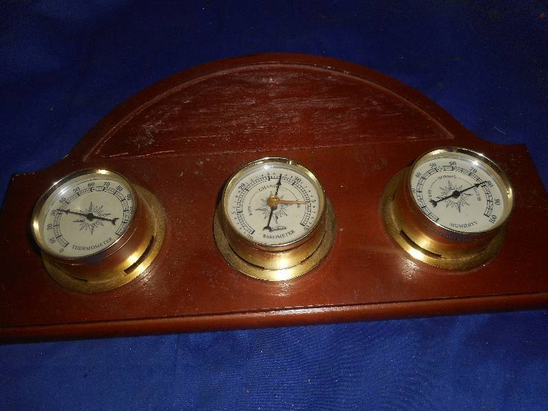 lot 7 image: COLLECTIBLE THERMOMETER,HUMIDIFIER,BAROMETER