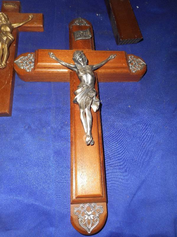 lot 12 image: VINTAGE WOODEN CROSSES