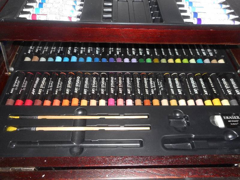 lot 15 image: OIL COLOR SET AND ART STUDIO