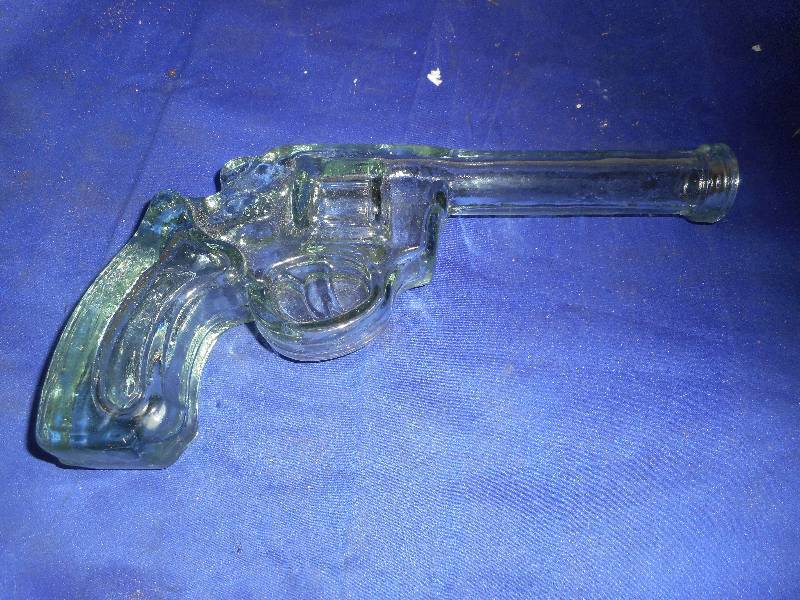 lot 21 image: COLLECTIBLE GLASS GUN