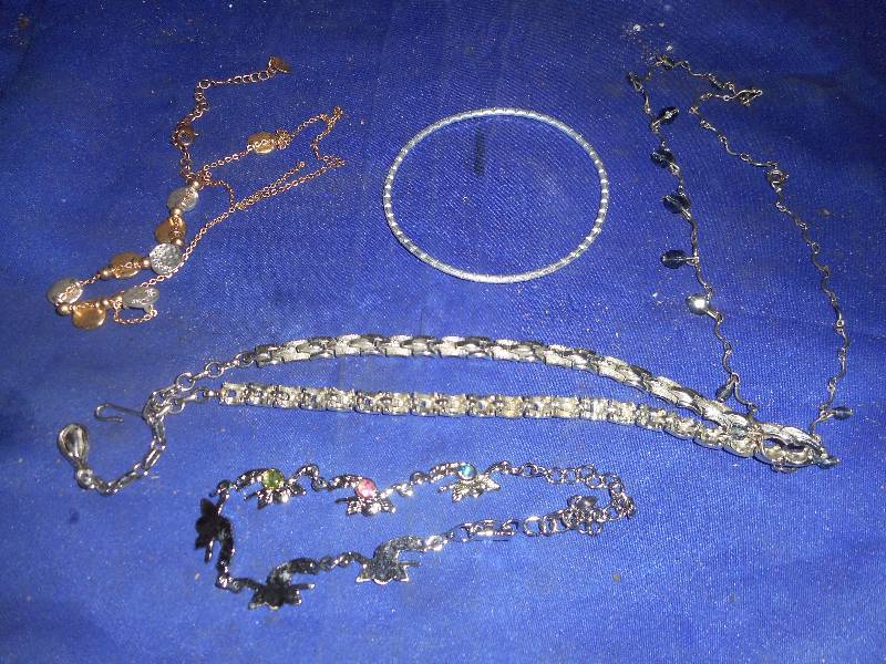 lot 24 image: JEWLERY