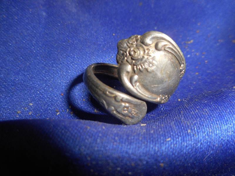 lot 25 image: VINTAGE RING