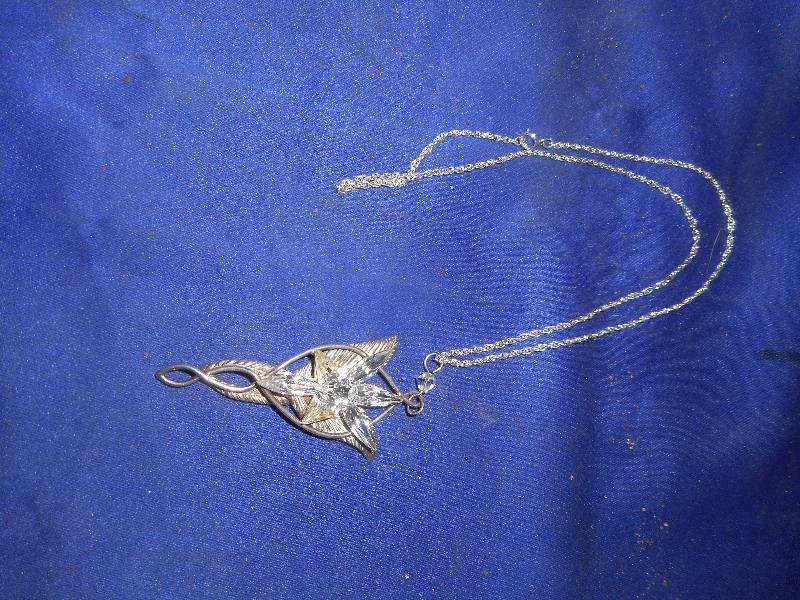 lot 27 image: SILVER NECKLACE