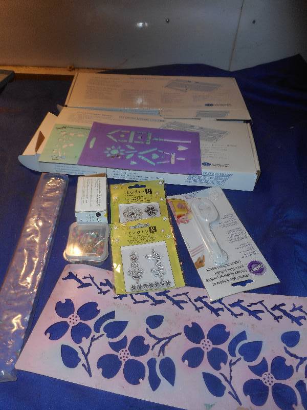 lot 28 image: SCRAP BOOKING SUPPLIES