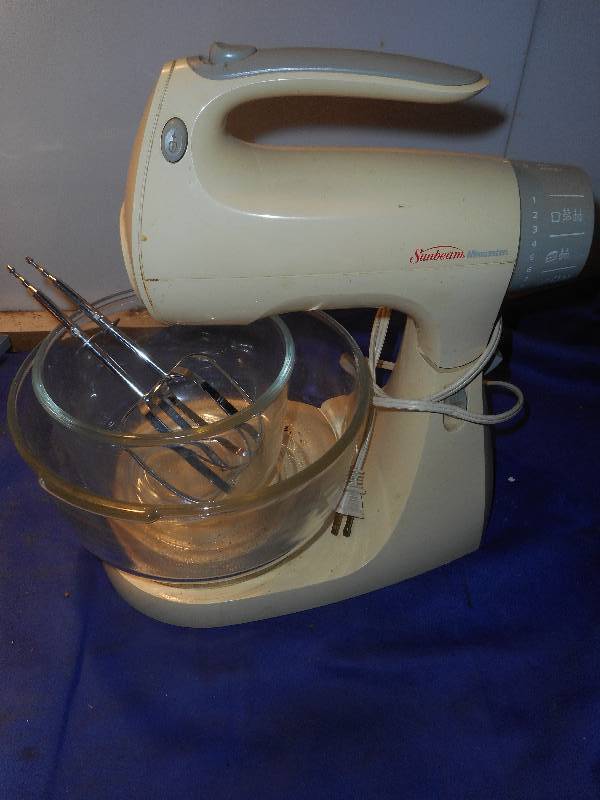 lot 31 image: SUNBEAM MIXER AND GLASS BOWLS
