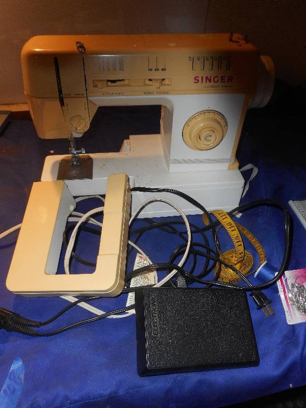 lot 33 image: SINGER SEWING MACHINE