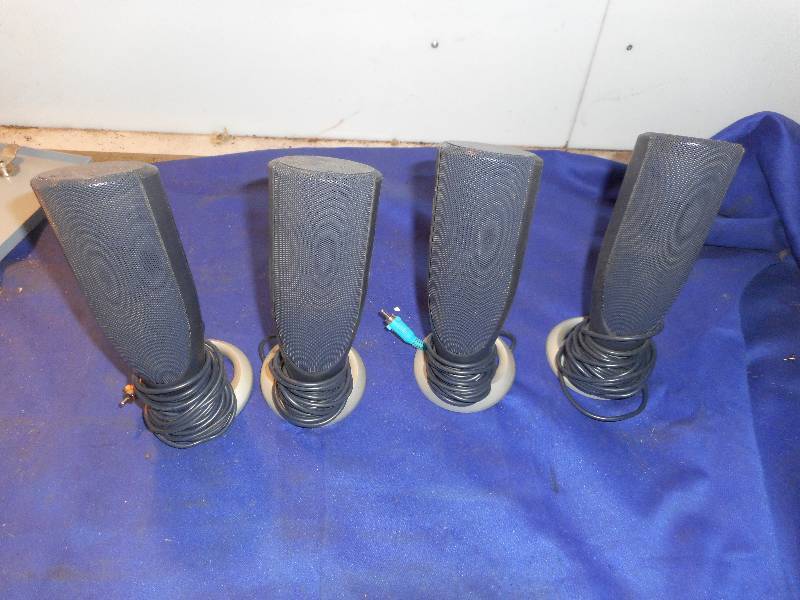 lot 34 image: 4 COMPUTER SPEAKERS