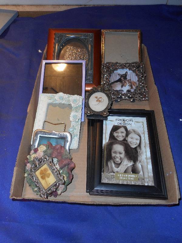 lot 37 image: SMALL PHOTO FRAMES