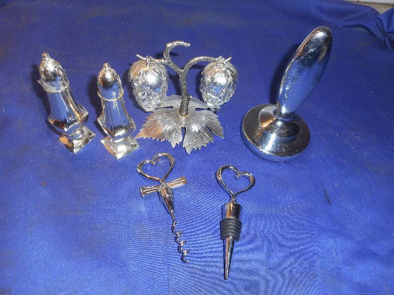 lot 39 image: COLLECTIBLE SALT AND PEPPERS, CORK SCREWS AND XTAINLESS TENDERIZER