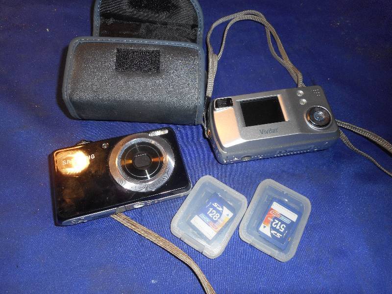 lot 41 image: SAMSUNG AND VIVITAR DIGITAL CAMERS