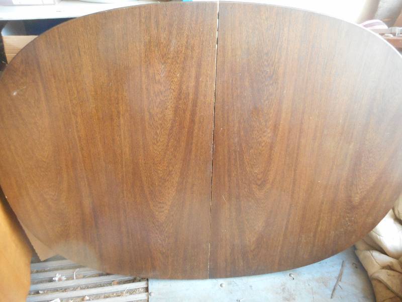 lot 64 image: OVAL DINING ROOM TABLE