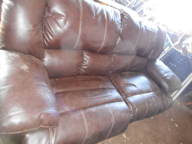 lot 76 image: FULL SIZE BROWN LEATHER COUCH