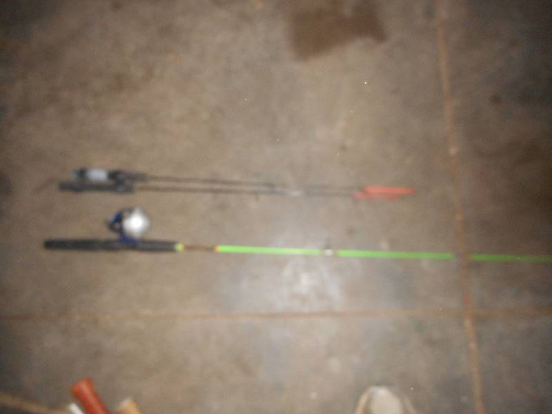 lot 98 image: 3 SMALLER RODS AND 1 REEL