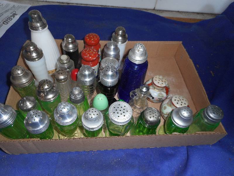 lot 103 image: COLLECTIBLE SALT AND PEPPERS