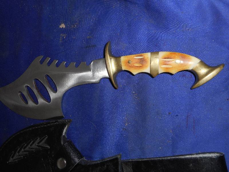 lot 106 image: VINTAGE KNIFE